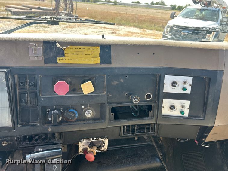 image for item ET3149 1993 International 4900 reel truck