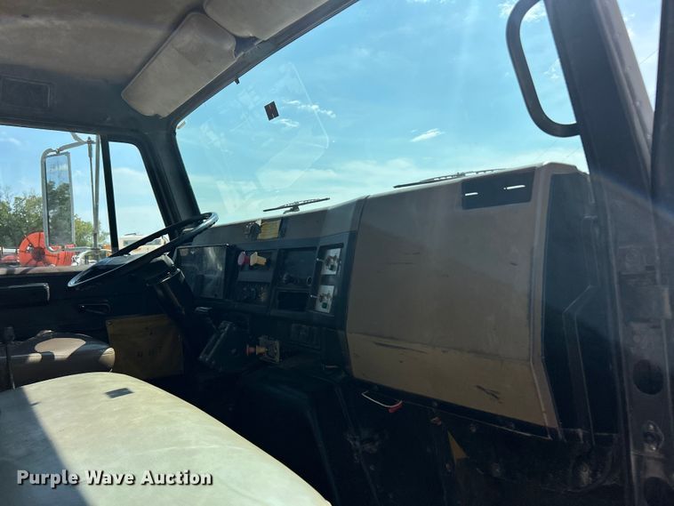 image for item ET3149 1993 International 4900 reel truck