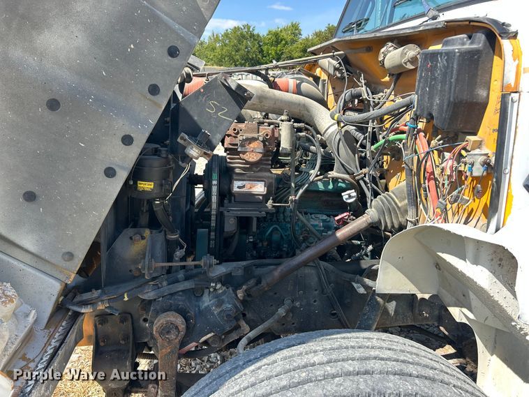 image for item ET3149 1993 International 4900 reel truck