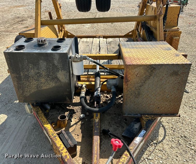 image for item ET3162 2004 Larson reel trailer