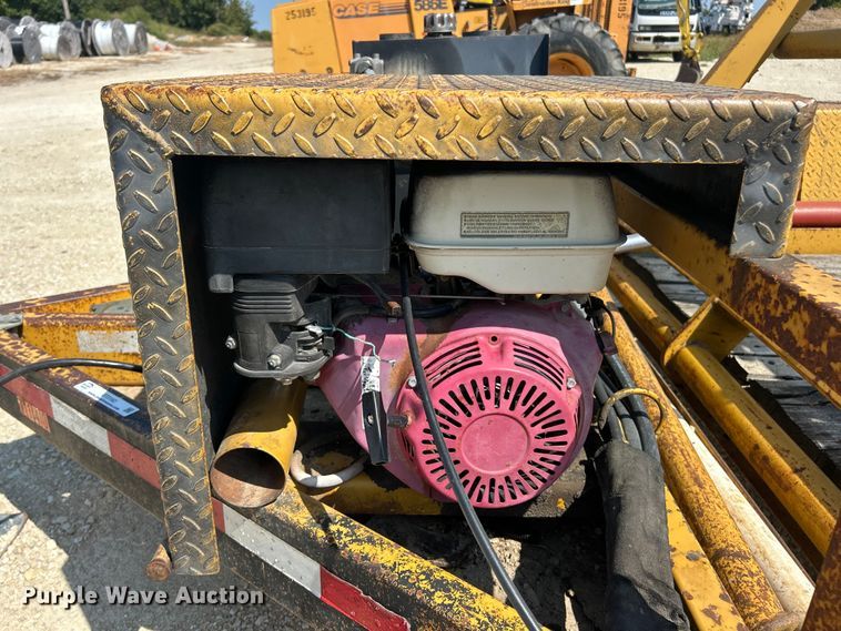 image for item ET3162 2004 Larson reel trailer