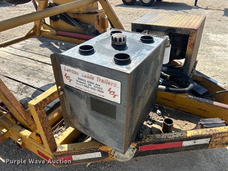 image for item ET3162 2004 Larson reel trailer