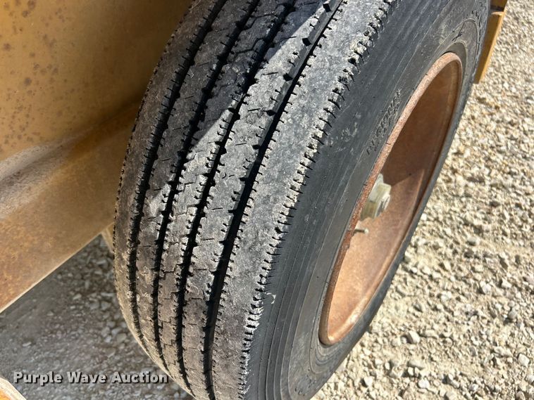 image for item ET3162 2004 Larson reel trailer