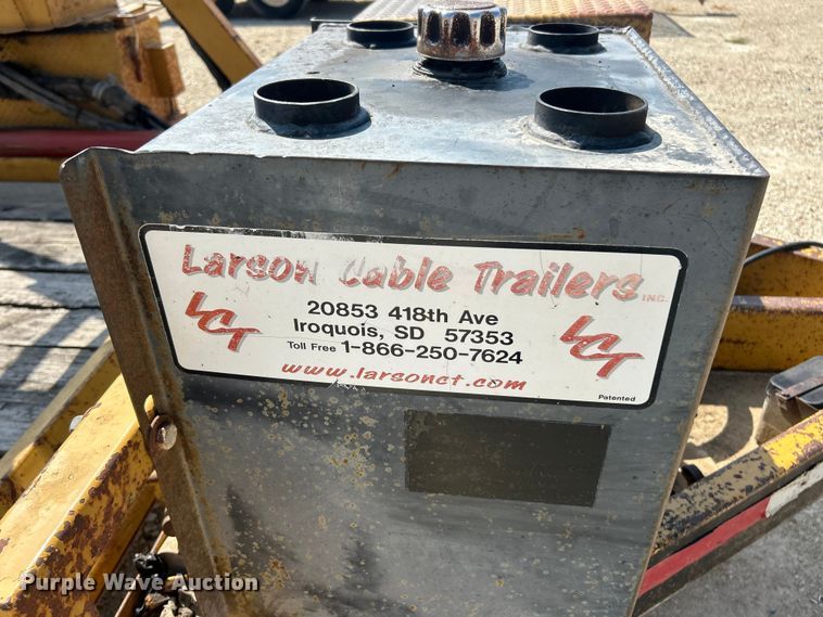 image for item ET3162 2004 Larson reel trailer