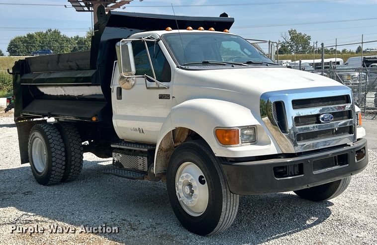 image for item ET3184 2011 Ford F750 Super Duty dump truck