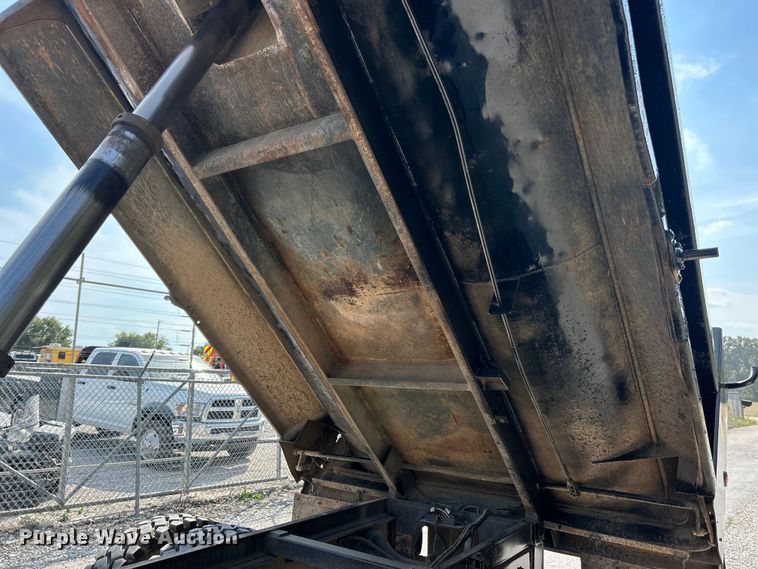 image for item ET3184 2011 Ford F750 Super Duty dump truck