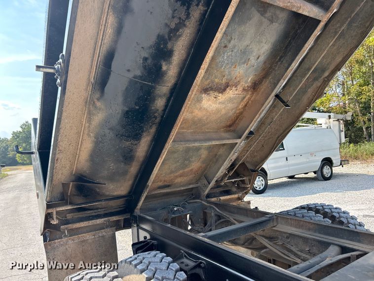 image for item ET3184 2011 Ford F750 Super Duty dump truck