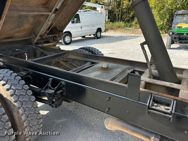 image for item ET3184 2011 Ford F750 Super Duty dump truck