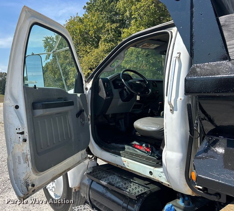 image for item ET3184 2011 Ford F750 Super Duty dump truck