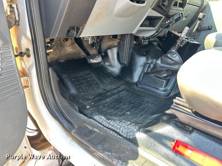 image for item ET3184 2011 Ford F750 Super Duty dump truck