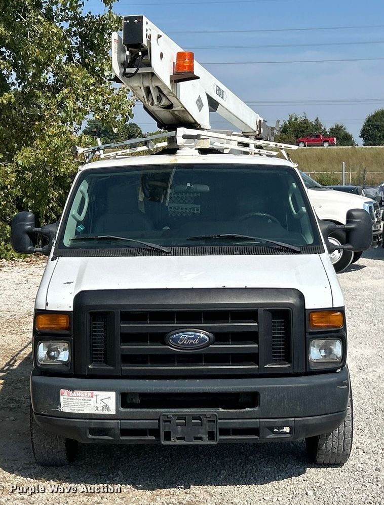 image for item ET3187 2010 Ford E350 Super Duty van with bucket lift