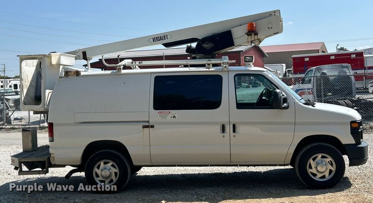 image for item ET3187 2010 Ford E350 Super Duty van with bucket lift