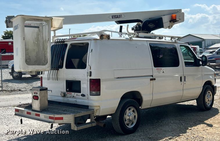 image for item ET3187 2010 Ford E350 Super Duty van with bucket lift