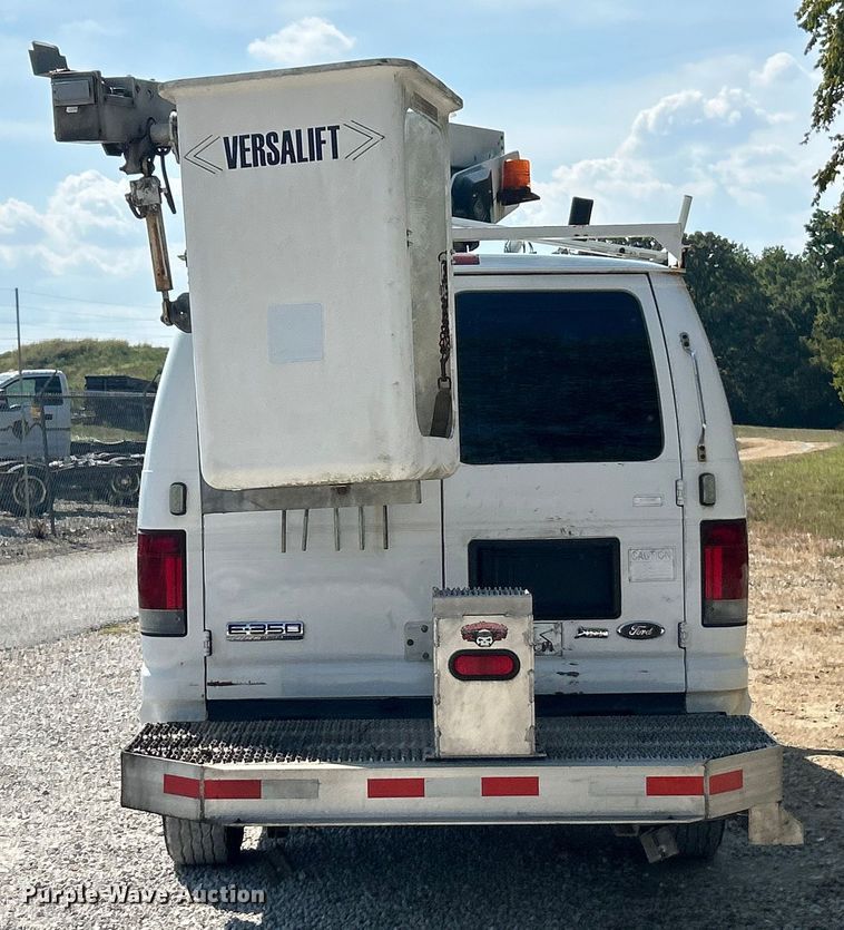 image for item ET3187 2010 Ford E350 Super Duty van with bucket lift