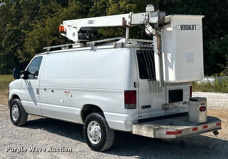 image for item ET3187 2010 Ford E350 Super Duty van with bucket lift