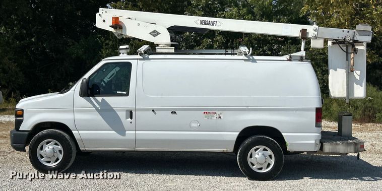image for item ET3187 2010 Ford E350 Super Duty van with bucket lift