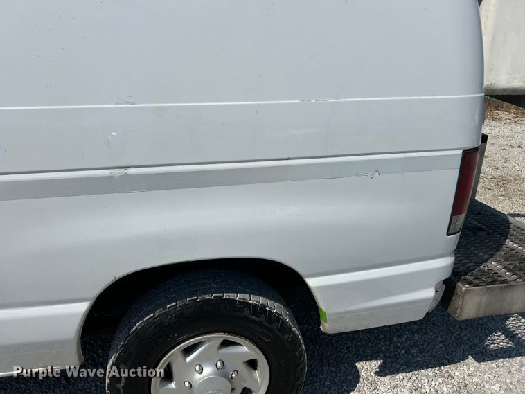 image for item ET3187 2010 Ford E350 Super Duty van with bucket lift