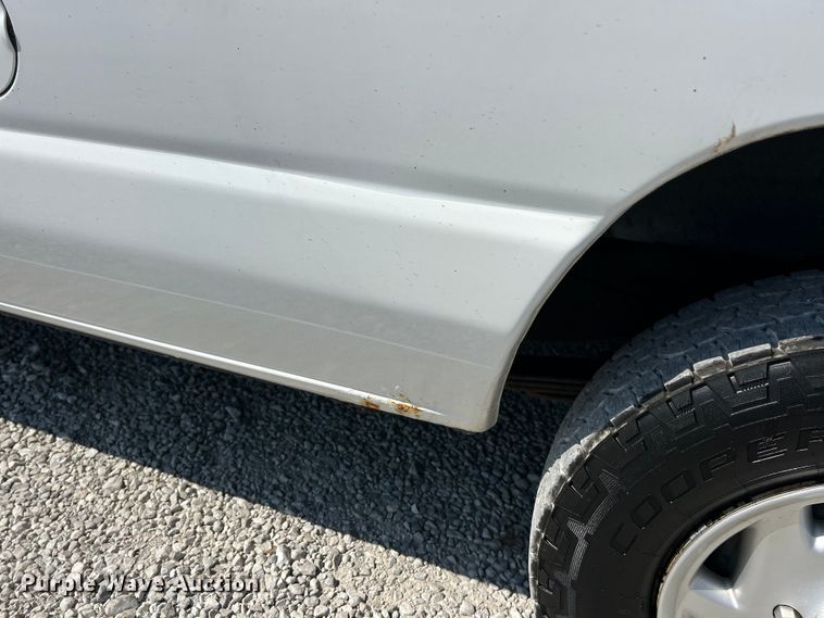 image for item ET3187 2010 Ford E350 Super Duty van with bucket lift