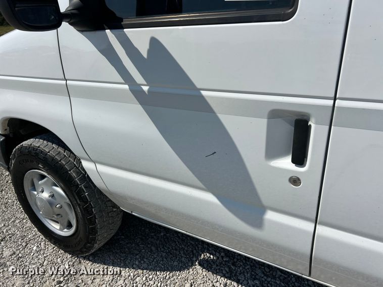 image for item ET3187 2010 Ford E350 Super Duty van with bucket lift