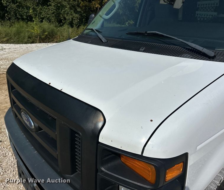 image for item ET3187 2010 Ford E350 Super Duty van with bucket lift