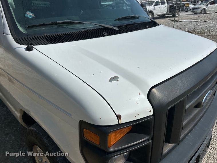 image for item ET3187 2010 Ford E350 Super Duty van with bucket lift