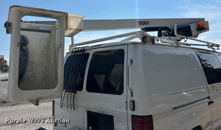 image for item ET3187 2010 Ford E350 Super Duty van with bucket lift