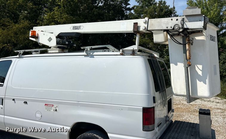 image for item ET3187 2010 Ford E350 Super Duty van with bucket lift