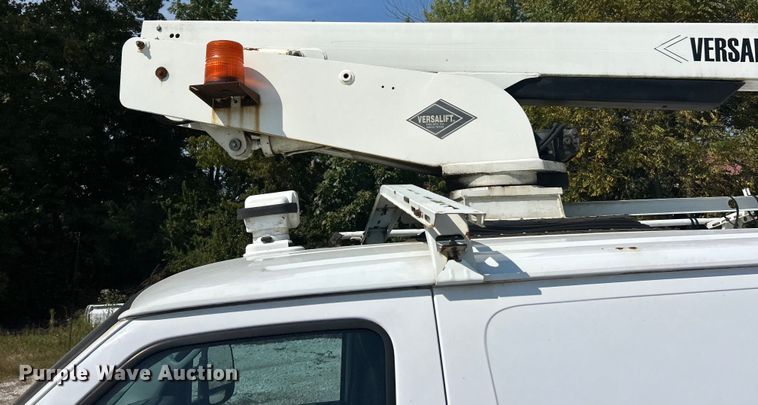 image for item ET3187 2010 Ford E350 Super Duty van with bucket lift