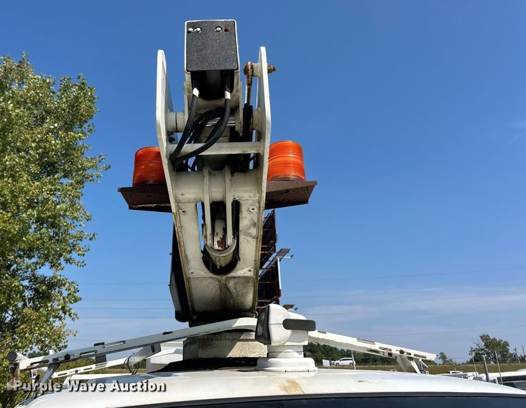 image for item ET3187 2010 Ford E350 Super Duty van with bucket lift