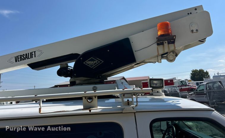 image for item ET3187 2010 Ford E350 Super Duty van with bucket lift