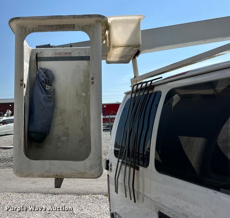 image for item ET3187 2010 Ford E350 Super Duty van with bucket lift