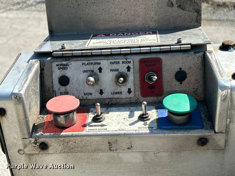 image for item ET3187 2010 Ford E350 Super Duty van with bucket lift