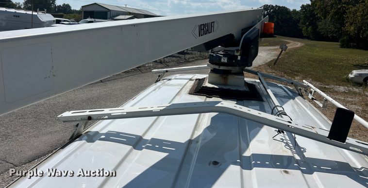 image for item ET3187 2010 Ford E350 Super Duty van with bucket lift