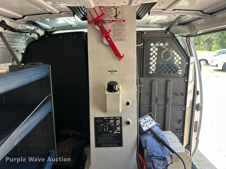 image for item ET3187 2010 Ford E350 Super Duty van with bucket lift