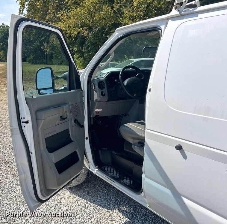 image for item ET3187 2010 Ford E350 Super Duty van with bucket lift