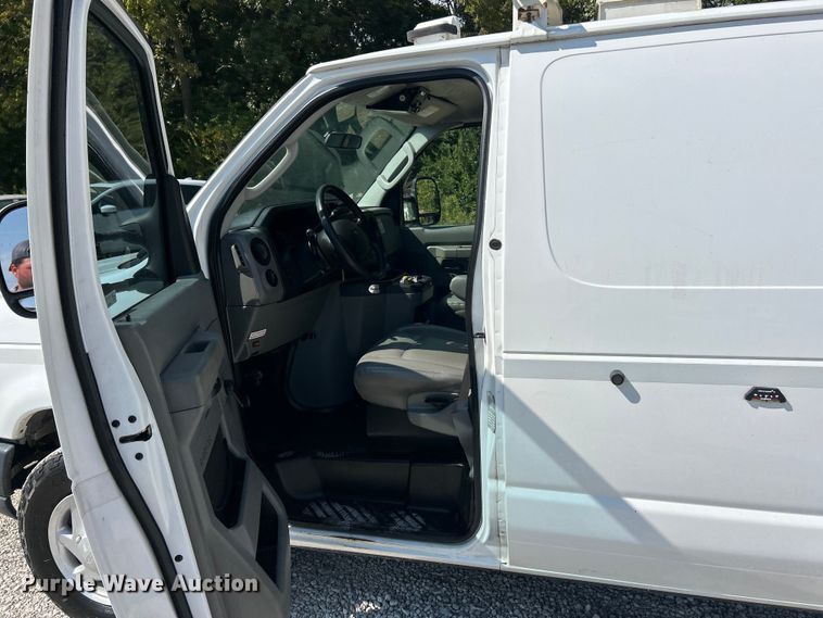 image for item ET3187 2010 Ford E350 Super Duty van with bucket lift