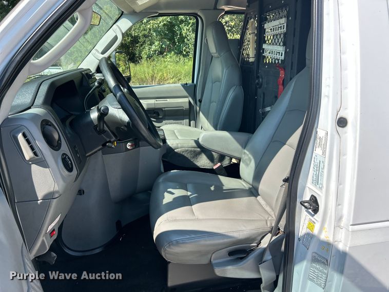 image for item ET3187 2010 Ford E350 Super Duty van with bucket lift