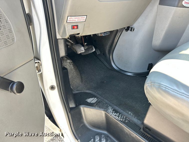 image for item ET3187 2010 Ford E350 Super Duty van with bucket lift