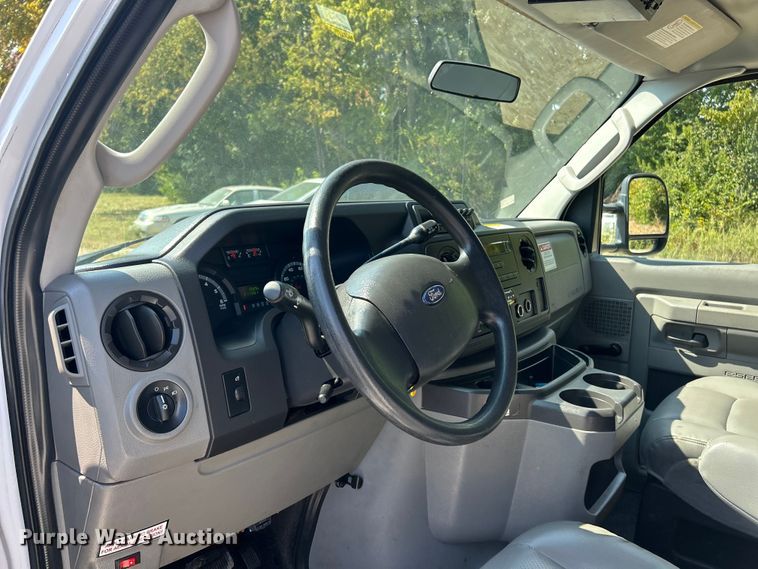 image for item ET3187 2010 Ford E350 Super Duty van with bucket lift