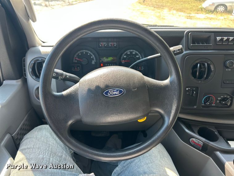 image for item ET3187 2010 Ford E350 Super Duty van with bucket lift