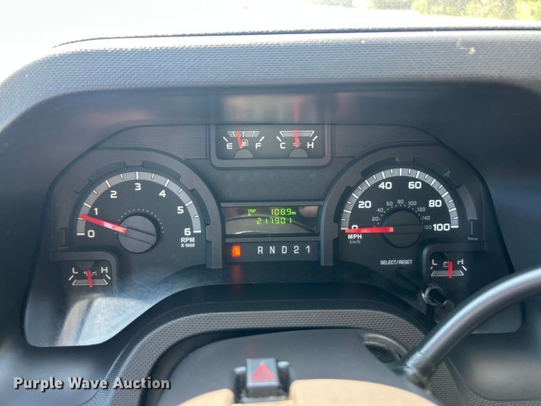 image for item ET3187 2010 Ford E350 Super Duty van with bucket lift