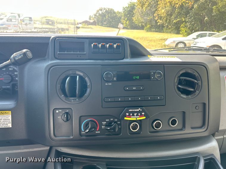 image for item ET3187 2010 Ford E350 Super Duty van with bucket lift