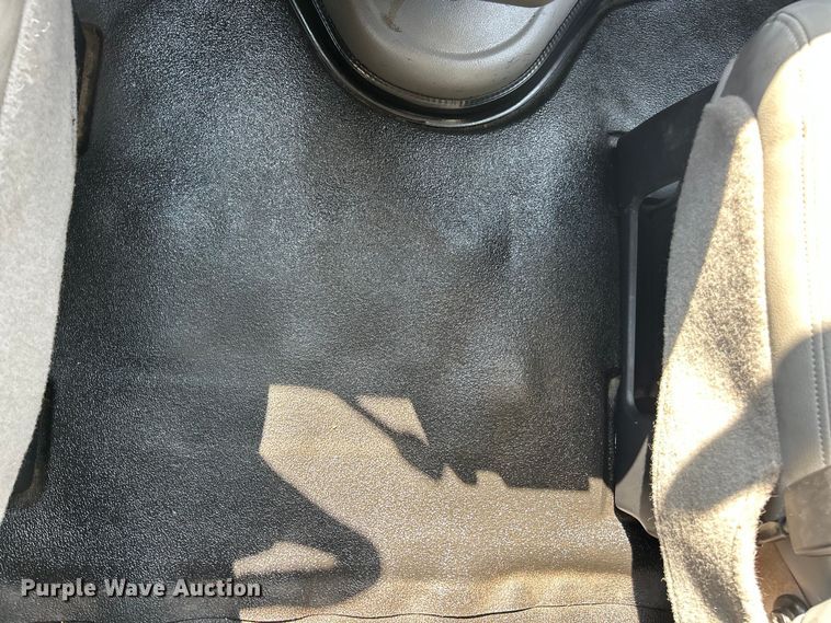 image for item ET3187 2010 Ford E350 Super Duty van with bucket lift