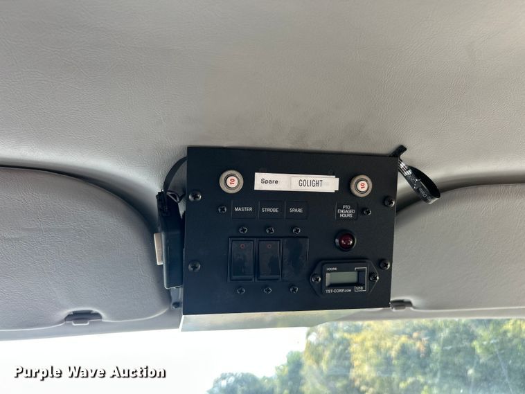 image for item ET3187 2010 Ford E350 Super Duty van with bucket lift