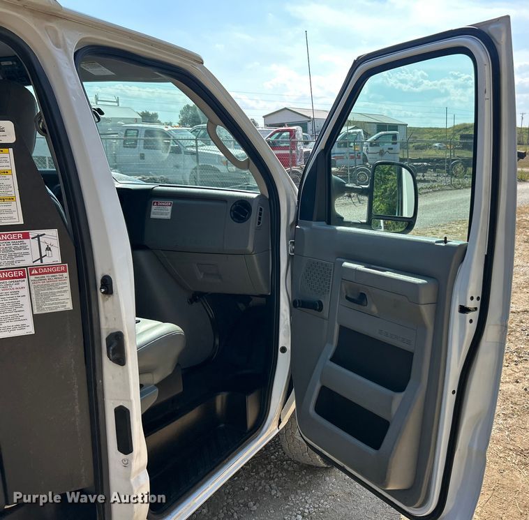 image for item ET3187 2010 Ford E350 Super Duty van with bucket lift