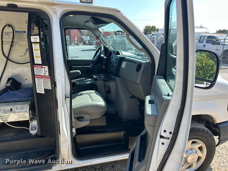 image for item ET3187 2010 Ford E350 Super Duty van with bucket lift