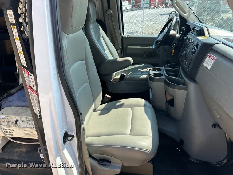 image for item ET3187 2010 Ford E350 Super Duty van with bucket lift