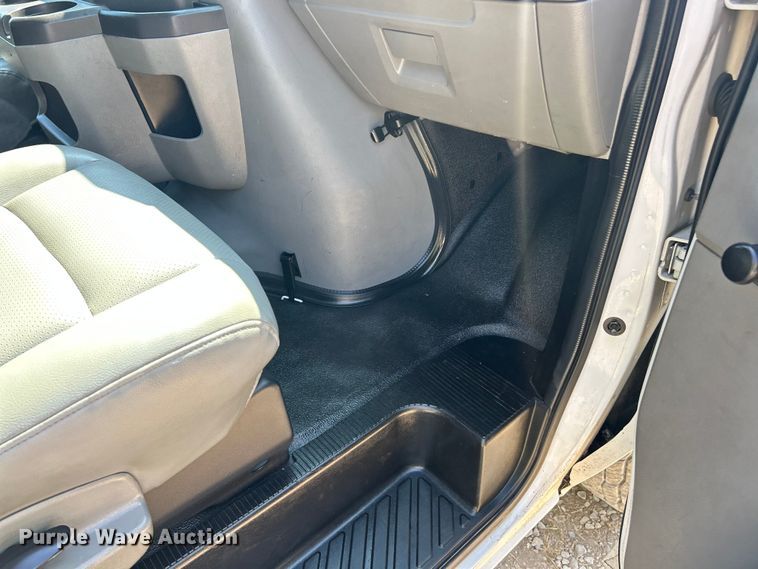 image for item ET3187 2010 Ford E350 Super Duty van with bucket lift