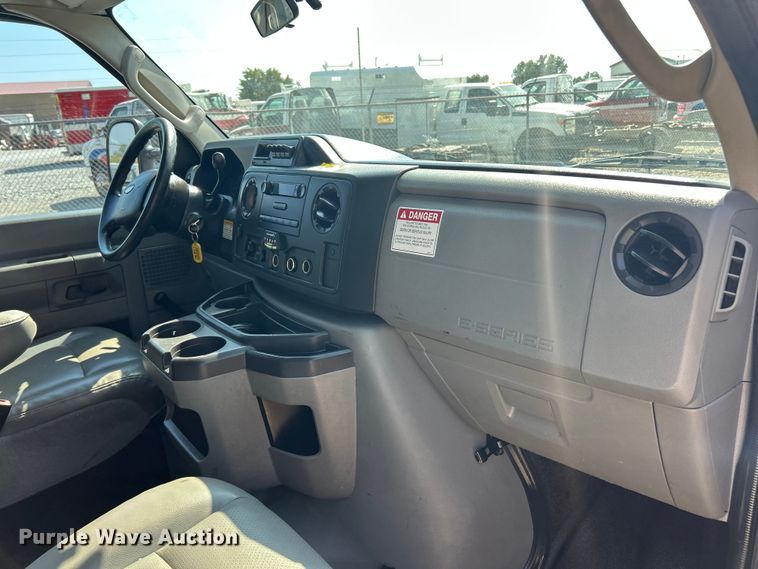 image for item ET3187 2010 Ford E350 Super Duty van with bucket lift