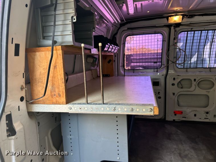 image for item ET3187 2010 Ford E350 Super Duty van with bucket lift